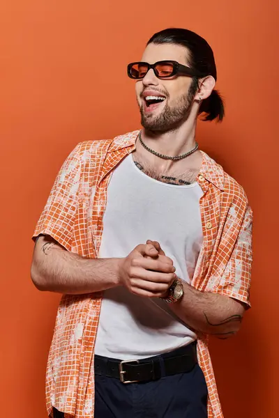 Красивый белый мужчина в модном наряде в солнечных очках. — стоковое фото
