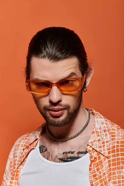Handsome man with beard wearing trendy sunglasses. — Stock Photo