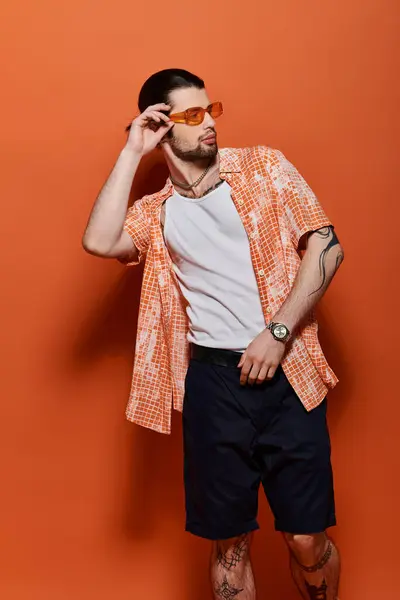 Stylischer Mann in Shorts und Hemd posiert. — Stockfoto