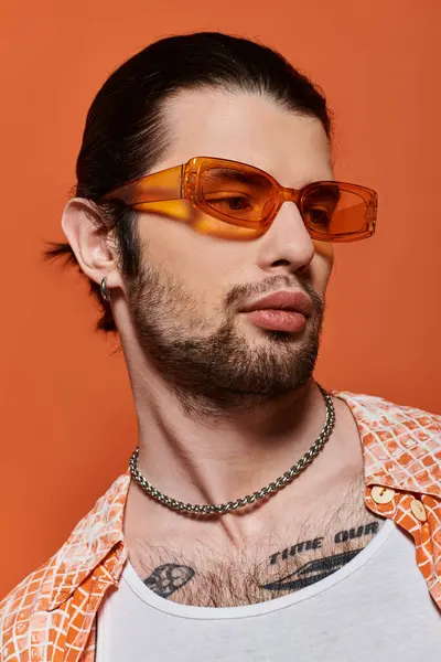 A fashionable Caucasian man with a beard donning sunglasses. — Stock Photo