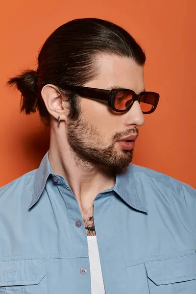 Handsome Caucasian man in trendy blue shirt and sunglasses. — Stock Photo