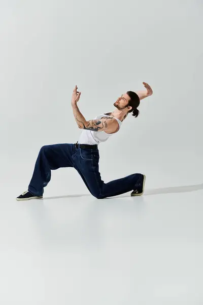 A stylish Caucasian man mesmerizes with a daring trick in a white shirt. — Stock Photo
