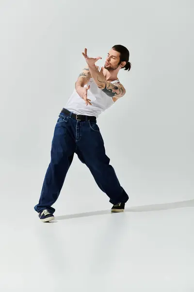 Caucasian man in white t-shirt performs captivating trick. — Stock Photo