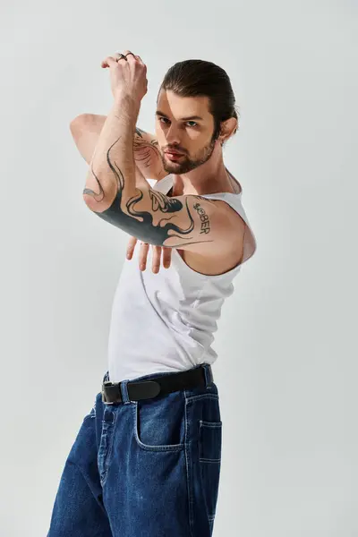 Un hombre caucásico elegante con un tatuaje llamativo en su antebrazo. — Stock Photo