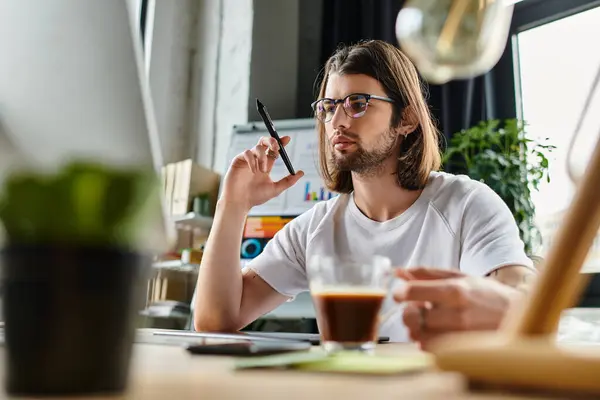 Кавказький чоловік у діловому одязі, що сидить за столом. — Stock Photo
