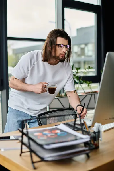 Ein kaukasischer Geschäftsmann am Schreibtisch vor einem Laptop. — Stockfoto