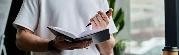 Schöner Geschäftsmann schreibt Gedanken ins Buch. — Stockfoto