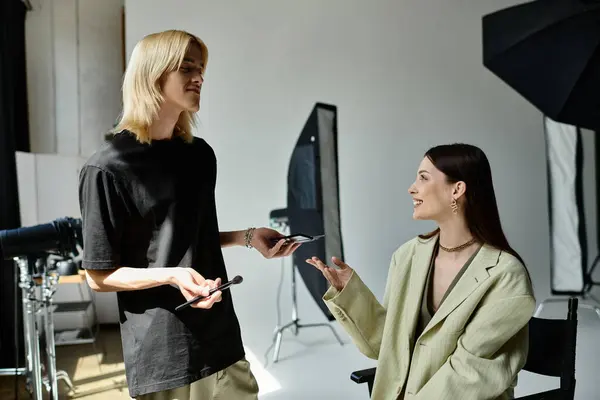 Artista trucco duro lavoro trasforma un look da donna. — Foto stock