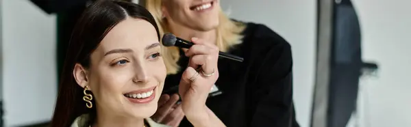 Uma mulher desfrutando de uma sessão de styling com um estilista profissional. — Fotografia de Stock