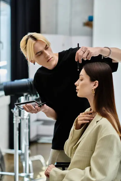 Pretty woman receives a stylish makeover from a talented male stylist. — Stock Photo