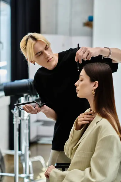 Bella donna riceve un makeover elegante da un talentuoso stilista maschile. — Foto stock