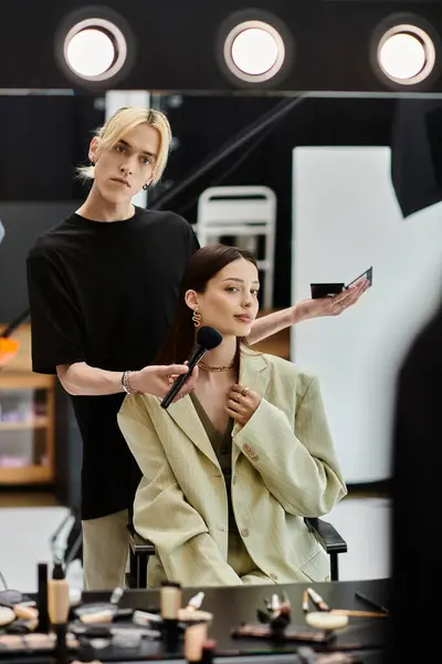 A woman receives a stylish makeover from a talented male stylist. — Stock Photo