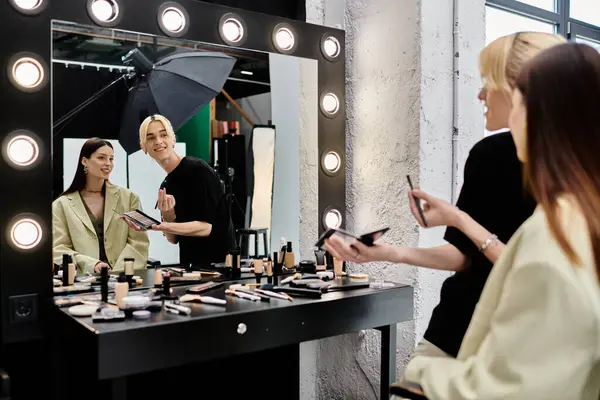 Trendy woman receives a makeover from a talented male stylist. — Stock Photo