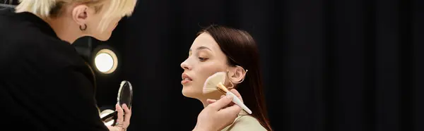 Donna attraente che si gode la sessione di trucco con lo stilista. — Foto stock