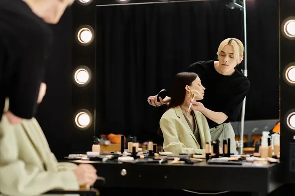 Bella donna godendo sessione di trucco con stilista. — Foto stock
