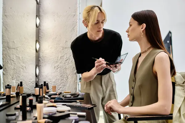 Elegante donna godendo sessione di trucco con stilista. — Foto stock