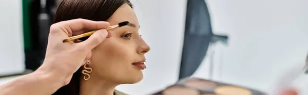Professional makeup artist enhances womans natural beauty. — Stock Photo