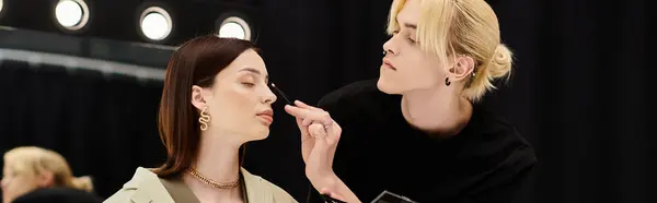A man applying makeup on womans face. — Stock Photo