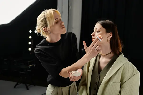 Un maquilleur talentueux améliore la beauté d'une cliente avec une précision habile. — Photo de stock
