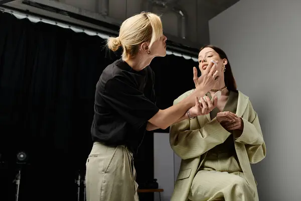 Duro lavoro lgbtq trucco artista si trova vicino al suo cliente. — Foto stock