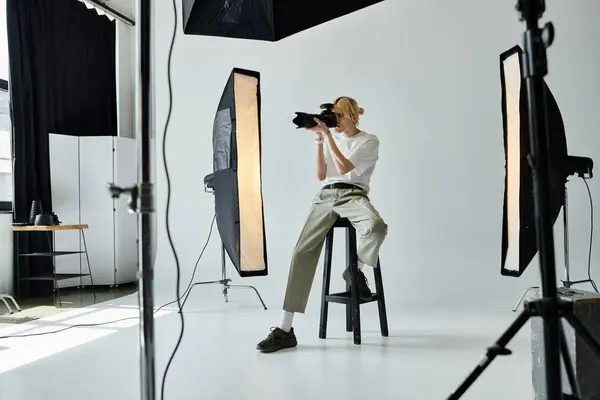 A man sitting on a stool, photographing. — Stock Photo