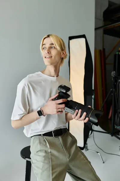 Talented man photographing in a studio. — Stock Photo