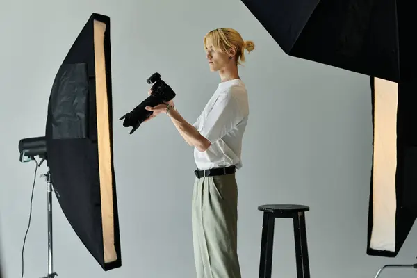 Man taking photographs on camera. — Stock Photo