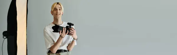A man holds a camera up to a mirror while photographing. — Stock Photo