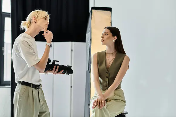Man holding camera beside woman, capturing beauty in the moment. — Stock Photo