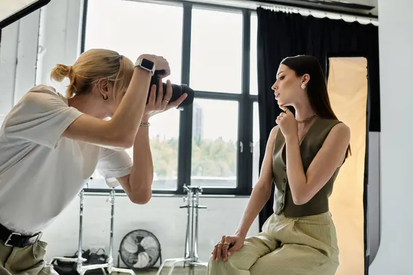 A man captures womans beauty with his camera. — Stock Photo