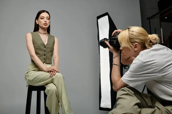 Woman sits on stool in front of photographer. — Stock Photo