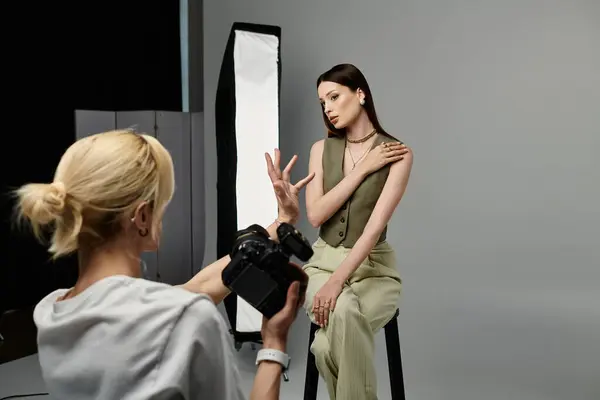 Homem elegante tirar fotos de jovem mulher na câmera. — Stock Photo