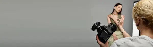 Man captures woman with a camera. — Stock Photo