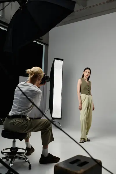 Femme posant, face à l'appareil photo lors d'une séance photo avec un photographe. — Photo de stock