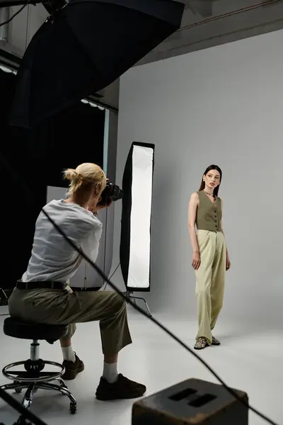 Woman posing, facing camera during a photoshoot with a photographer. — Stock Photo