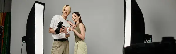 A man shows photos of a female model. — Stock Photo