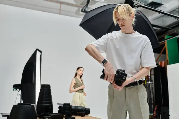 Talented man holds camera, next to a woman. — Stock Photo