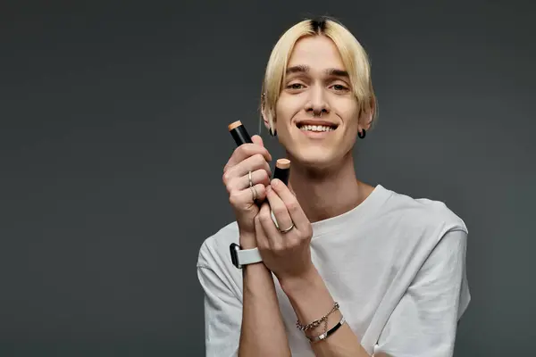Ein Mann mit blonden Haaren hält einen Textmarker. — Stockfoto
