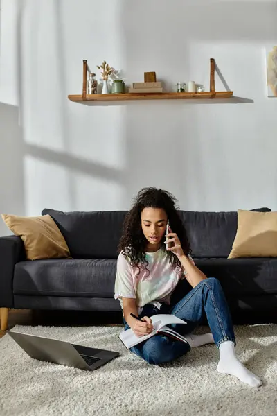 Woman sitting, chatting on cell phone. — Stock Photo