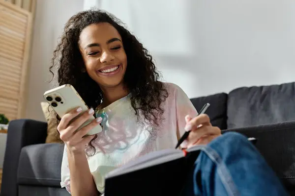 Woman sitting, holding cell phone. — Stock Photo