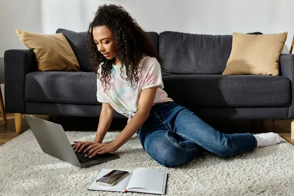 Woman in peaceful setting, using laptop. — Stock Photo