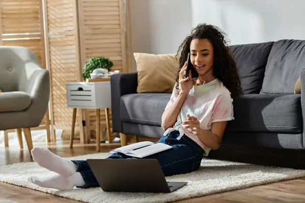 Woman sitting on floor, chatting on cellphone. — Stock Photo