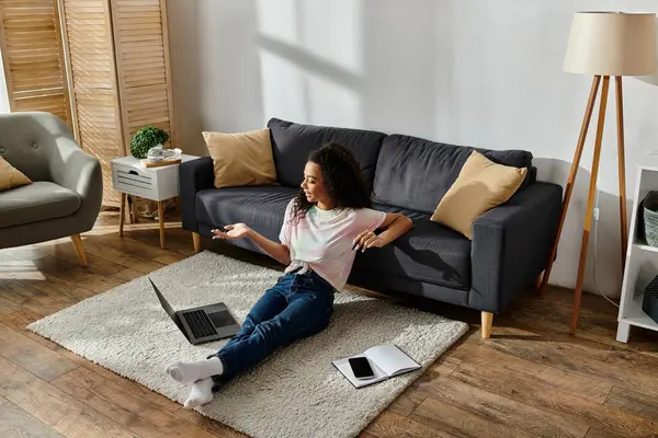 A woman on the floor using a laptop. — Stock Photo