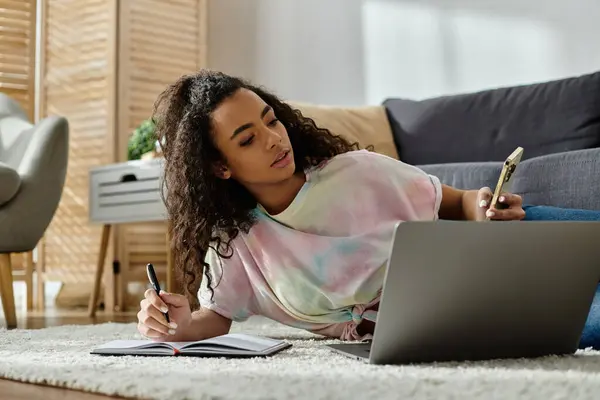Woman with laptop, laying on floor, focused. — Stock Photo