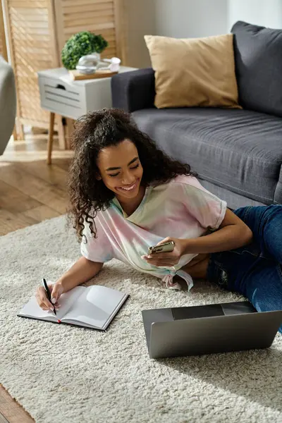 Frau schreibt zu Hause in Notizbuch. — Stockfoto