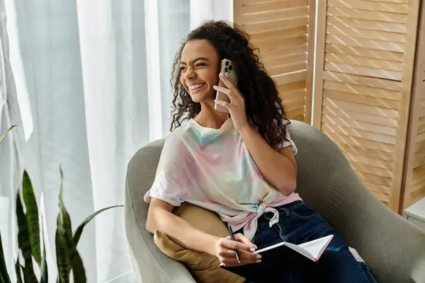 Woman seated, engaging in a phone call with presence. — Stock Photo