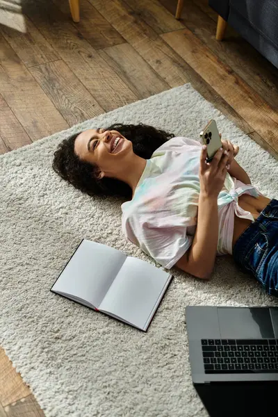 Woman laying on floor, using laptop computer. — Stock Photo