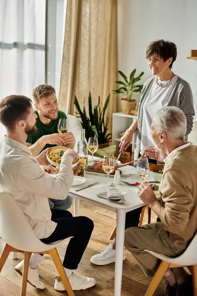 Гей-пару насолоджується їжею зі своєю сім'єю вдома. — Stock Photo