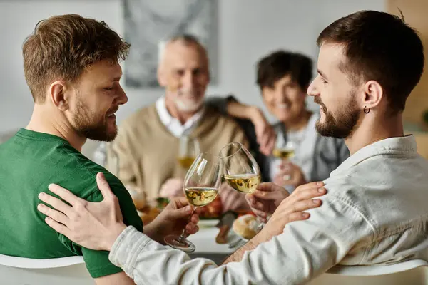 Um casal gay levanta um brinde com os pais em uma reunião em casa. — Fotografia de Stock