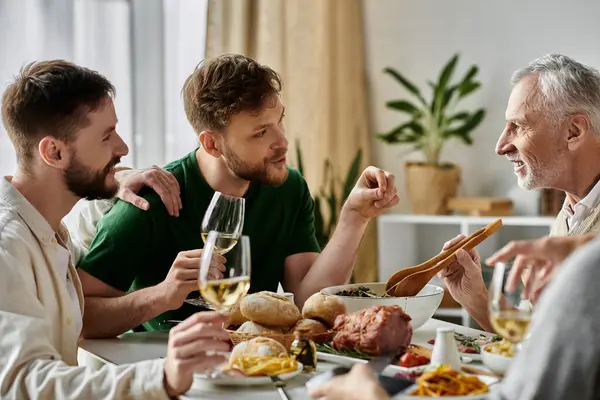 Ein schwules Paar genießt eine Mahlzeit mit den Eltern zu Hause und stößt an. — Stockfoto